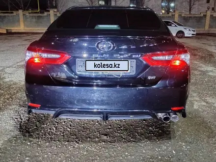 Toyota Camry 2018 года за 7 500 000 тг. в Актобе – фото 5