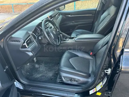 Toyota Camry 2018 года за 7 500 000 тг. в Актобе – фото 7