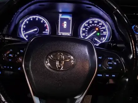 Toyota Camry 2018 года за 7 500 000 тг. в Актобе – фото 9