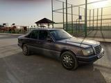 Mercedes-Benz E 220 1992 года за 2 100 000 тг. в Туркестан – фото 2