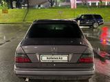 Mercedes-Benz E 220 1995 года за 2 400 000 тг. в Алматы – фото 3