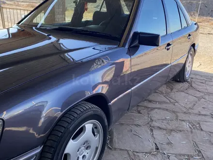 Mercedes-Benz E 220 1993 года за 2 900 000 тг. в Кызылорда – фото 2