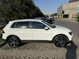Volkswagen Tiguan 2018 года за 10 100 000 тг. в Алматы – фото 2