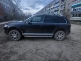 Volkswagen Touareg 2008 года за 6 500 000 тг. в Актобе – фото 2