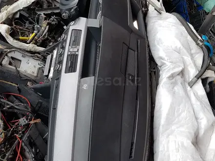 Торпеда (панель) на BMW E60 530 за 80 000 тг. в Шымкент – фото 2