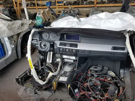 Торпеда (панель) на BMW E60 530 за 80 000 тг. в Шымкент – фото 6