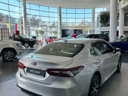 Toyota Camry 2023 года за 21 000 000 тг. в Атырау – фото 4