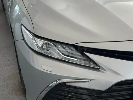 Toyota Camry 2023 года за 21 000 000 тг. в Атырау – фото 3