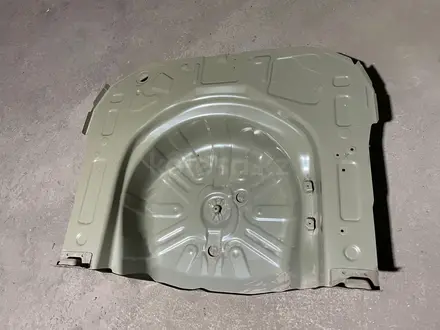 Пластина пола под запасное колесо Toyota COROLLA кузов е-210 за 230 000 тг. в Караганда – фото 2