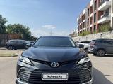Toyota Camry 2023 года за 13 500 000 тг. в Алматы – фото 2