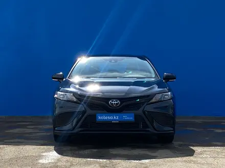 Toyota Camry 2021 года за 13 010 000 тг. в Алматы – фото 2