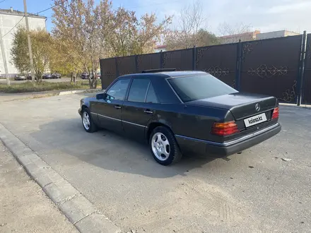 Mercedes-Benz E 220 1993 года за 2 200 000 тг. в Петропавловск – фото 6