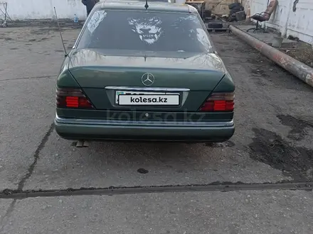 Mercedes-Benz E 250 1993 года за 1 700 000 тг. в Караганда – фото 2