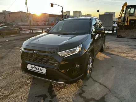 Toyota RAV4 2021 года за 18 300 000 тг. в Караганда – фото 2