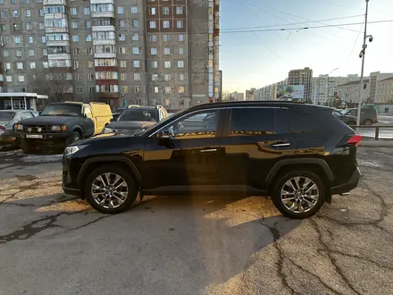 Toyota RAV4 2021 года за 18 300 000 тг. в Караганда