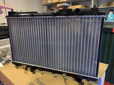 Радиатор охлаждения CR-V (95-) 2.0i АТ (LRc 2317) за 50 000 тг. в Алматы – фото 2