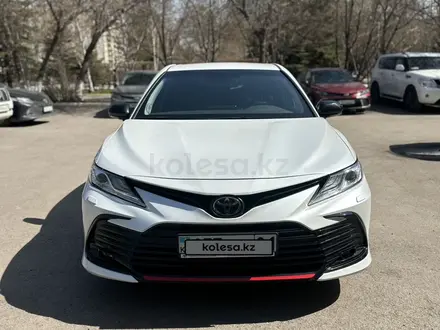 Toyota Camry 2021 года за 17 900 000 тг. в Астана – фото 2