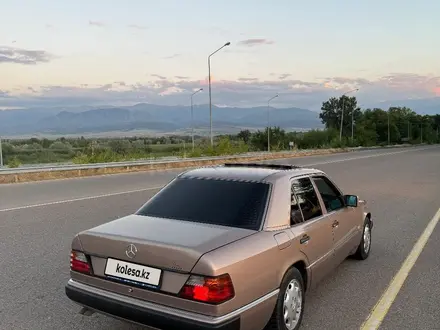 Mercedes-Benz E 220 1993 года за 2 700 000 тг. в Алматы – фото 4