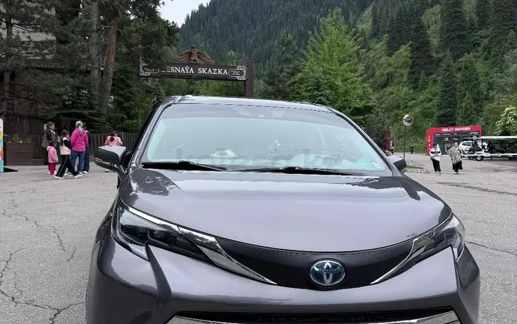 Toyota Sienna 2021 года за 19 111 111 тг. в Алматы