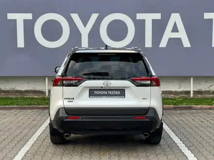 Toyota RAV4 2021 года за 16 850 000 тг. в Алматы – фото 4