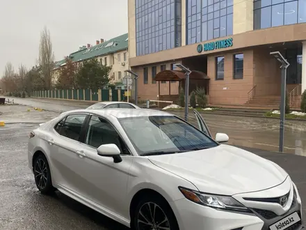 Toyota Camry 2019 года за 11 800 000 тг. в Актобе – фото 2