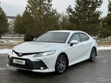 Toyota Camry 2021 года за 17 300 000 тг. в Талдыкорган – фото 2