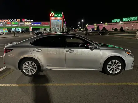 Lexus ES 300h 2014 года за 9 950 000 тг. в Алматы – фото 2