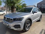 Volkswagen Touareg 2018 года за 26 000 000 тг. в Уральск – фото 2