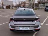 Hyundai Elantra 2022 года за 11 190 000 тг. в Астана – фото 2