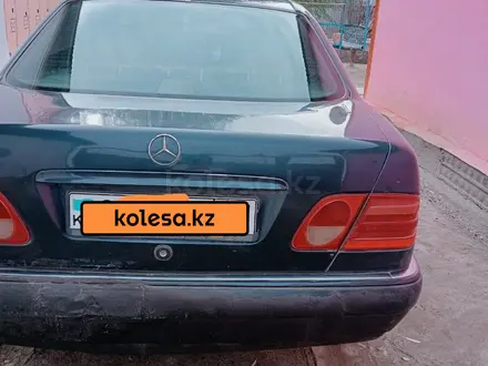 Mercedes-Benz E 230 1997 года за 2 300 000 тг. в Казалинск – фото 2