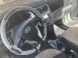 Hyundai Solaris 2011 года за 2 000 000 тг. в Атырау – фото 2