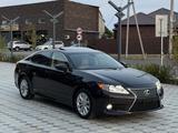 Lexus ES 300h 2013 года за 8 000 000 тг. в Атырау – фото 2