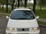 Volkswagen Sharan 1999 годаүшін2 700 000 тг. в Алматы