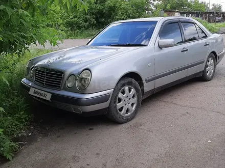 Mercedes-Benz E 200 1997 года за 2 700 000 тг. в Макинск – фото 6