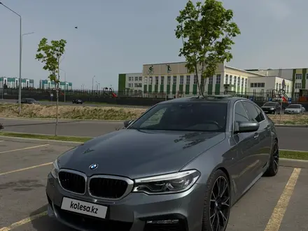 BMW 540 2017 года за 21 000 000 тг. в Алматы – фото 2