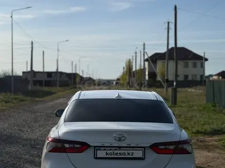 Toyota Camry 2022 года за 13 500 000 тг. в Актобе – фото 2