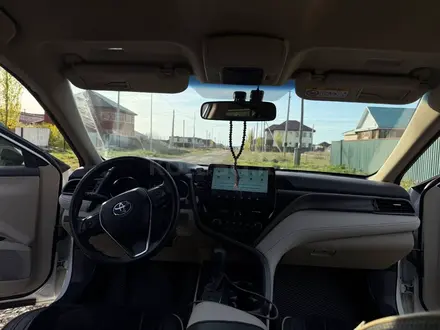 Toyota Camry 2022 года за 13 500 000 тг. в Актобе – фото 5