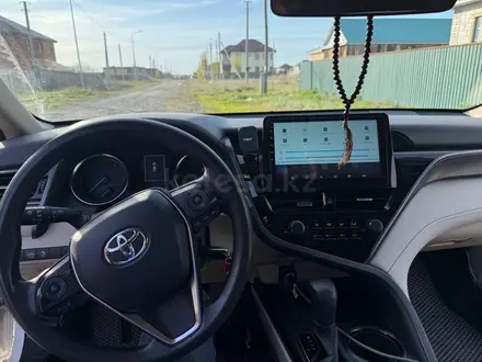 Toyota Camry 2022 года за 13 500 000 тг. в Актобе – фото 6