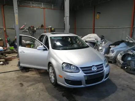 Передние фары на Volkswagen Golf 5 за 37 000 тг. в Алматы