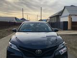 Toyota Camry 2019 года за 10 000 000 тг. в Атырау – фото 2