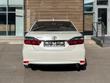 Toyota Camry 2017 года за 10 490 000 тг. в Актау – фото 4