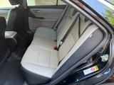 Toyota Camry 2017 года за 10 500 000 тг. в Актобе – фото 4