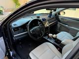 Toyota Camry 2017 года за 10 500 000 тг. в Актобе – фото 3