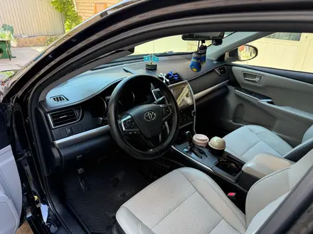 Toyota Camry 2017 года за 10 500 000 тг. в Актобе – фото 3
