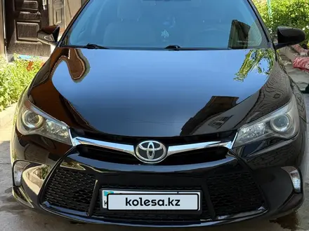 Toyota Camry 2017 года за 10 500 000 тг. в Актобе