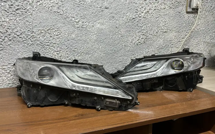 Передние фары на Toyota Camry за 30 000 тг. в Алматы