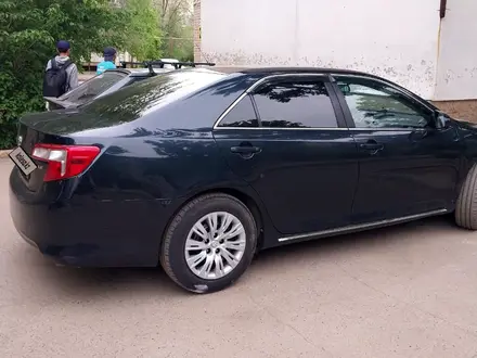 Toyota Camry 2014 года за 7 500 000 тг. в Уральск – фото 2