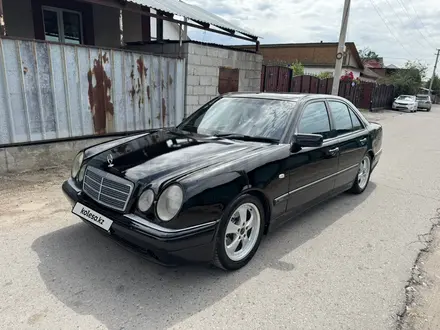 Mercedes-Benz E 320 1997 года за 2 300 000 тг. в Алматы