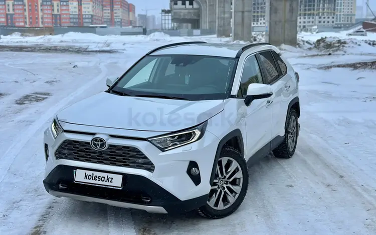 Toyota RAV4 2020 годаfor14 200 000 тг. в Астана