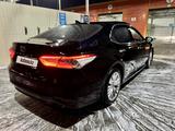 Toyota Camry 2018 года за 11 500 000 тг. в Семей – фото 2